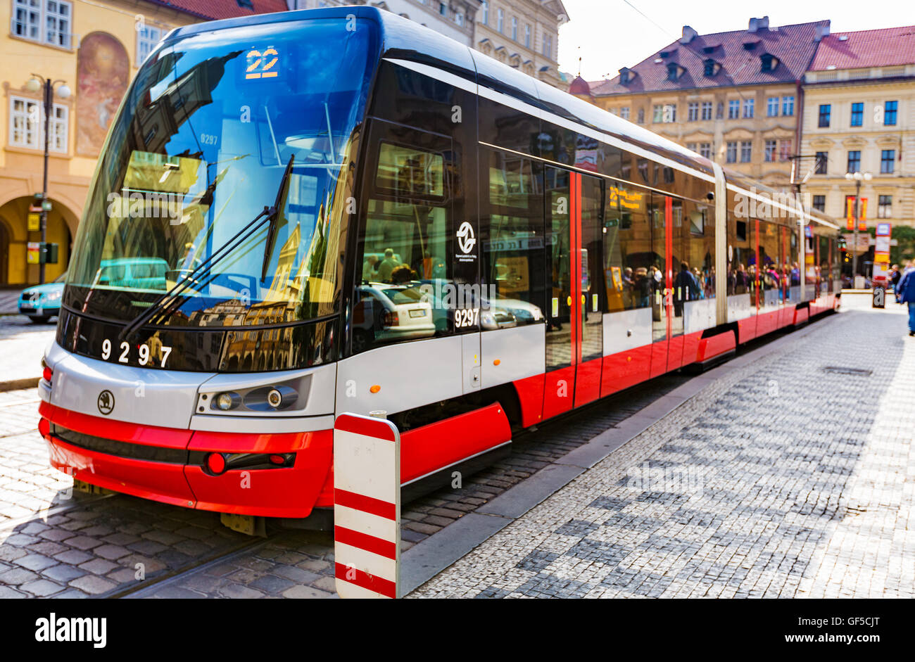 Prag, Tschechische Republik - 4. September 2015: moderne rote Tschechische Straßenbahn fotografiert im alten Prag Stockfoto