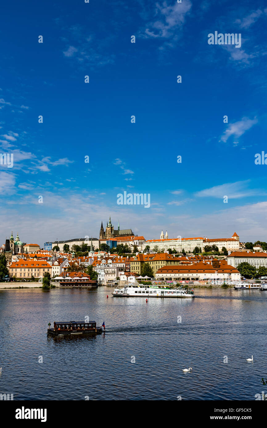 Blick auf bunte Altstadt und die Pragerburg mit Fluss Vltava, Tschechische Republik Stockfoto