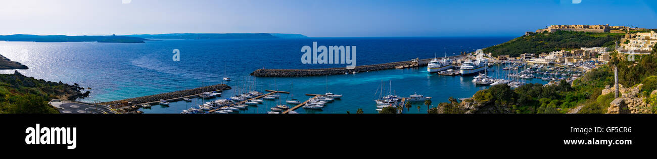 Panoramablick auf Mgarr Hafen mit Fähre auf der Insel Gozo, Malta. Stockfoto