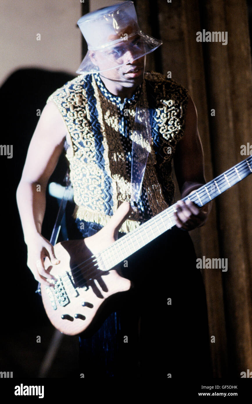 Melvin Gibbs von Auge & I am Set von ein Musikvideo im Januar 1992. Gary Gershoff © / MediaPunch Stockfoto
