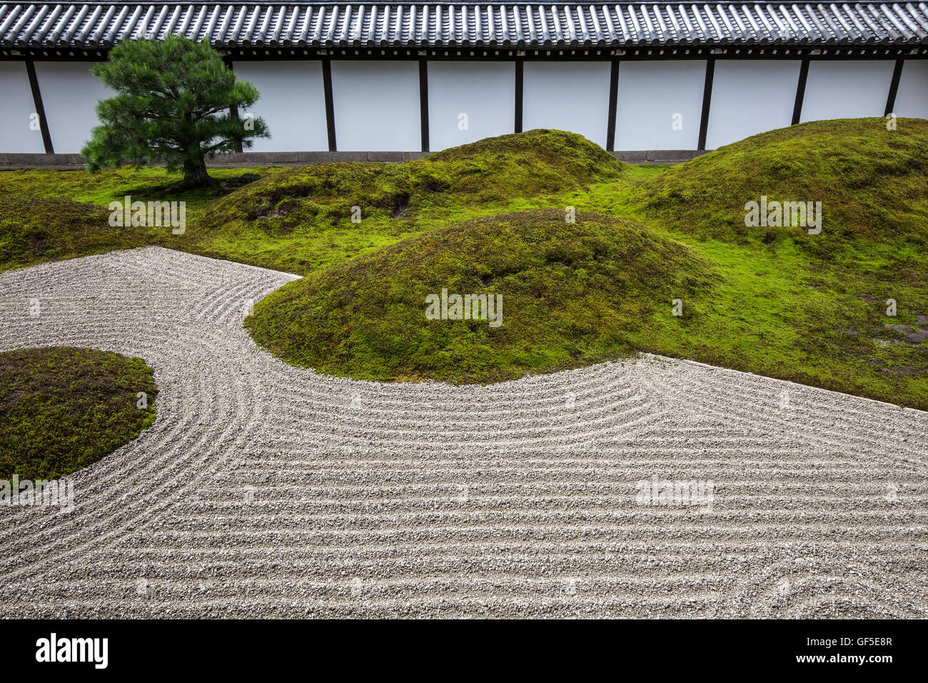 Tofukuji Süd Garten, vor dem Hojo ist die am meisten künstlich Arbeit unter den vier Gärten, bestehend aus Felsen & Moos Hügel Stockfoto