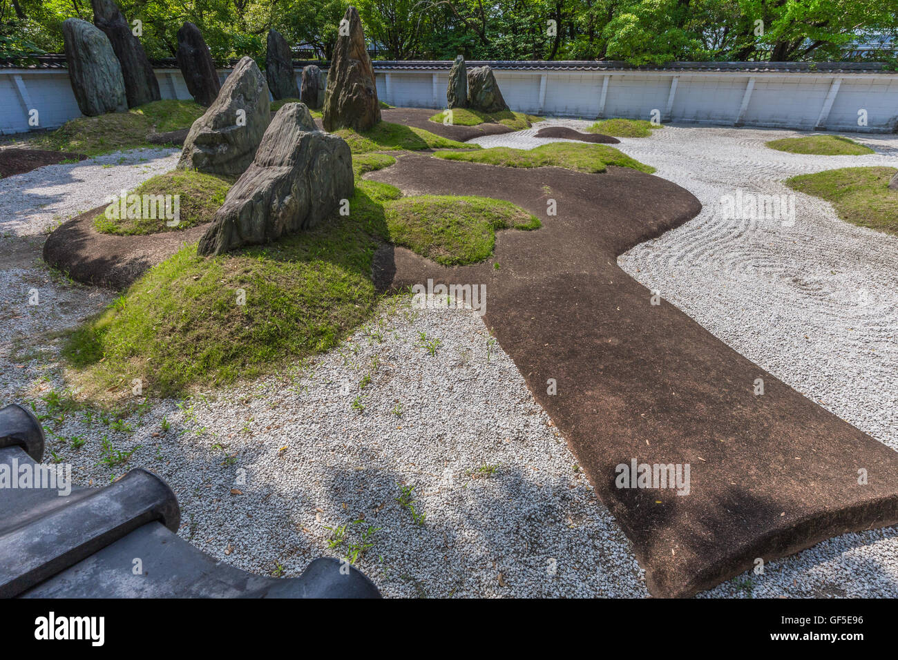 Hokoku Toyokuni Garten in Osaka Castle - Kanmin Garten Shusekitei, entworfen von Mirei Shigemori an Hokoku Toyokuni-Schrein, Osaka Stockfoto