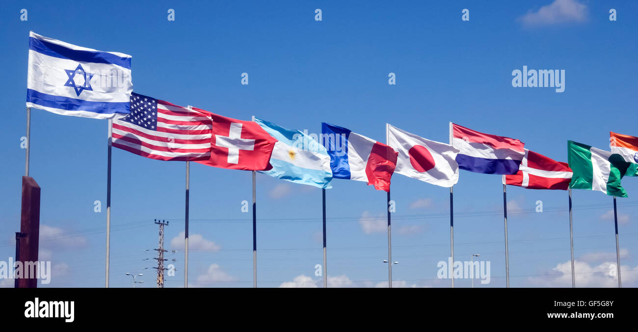 eine Reihe von 10 Flaggen wehten Stockfoto