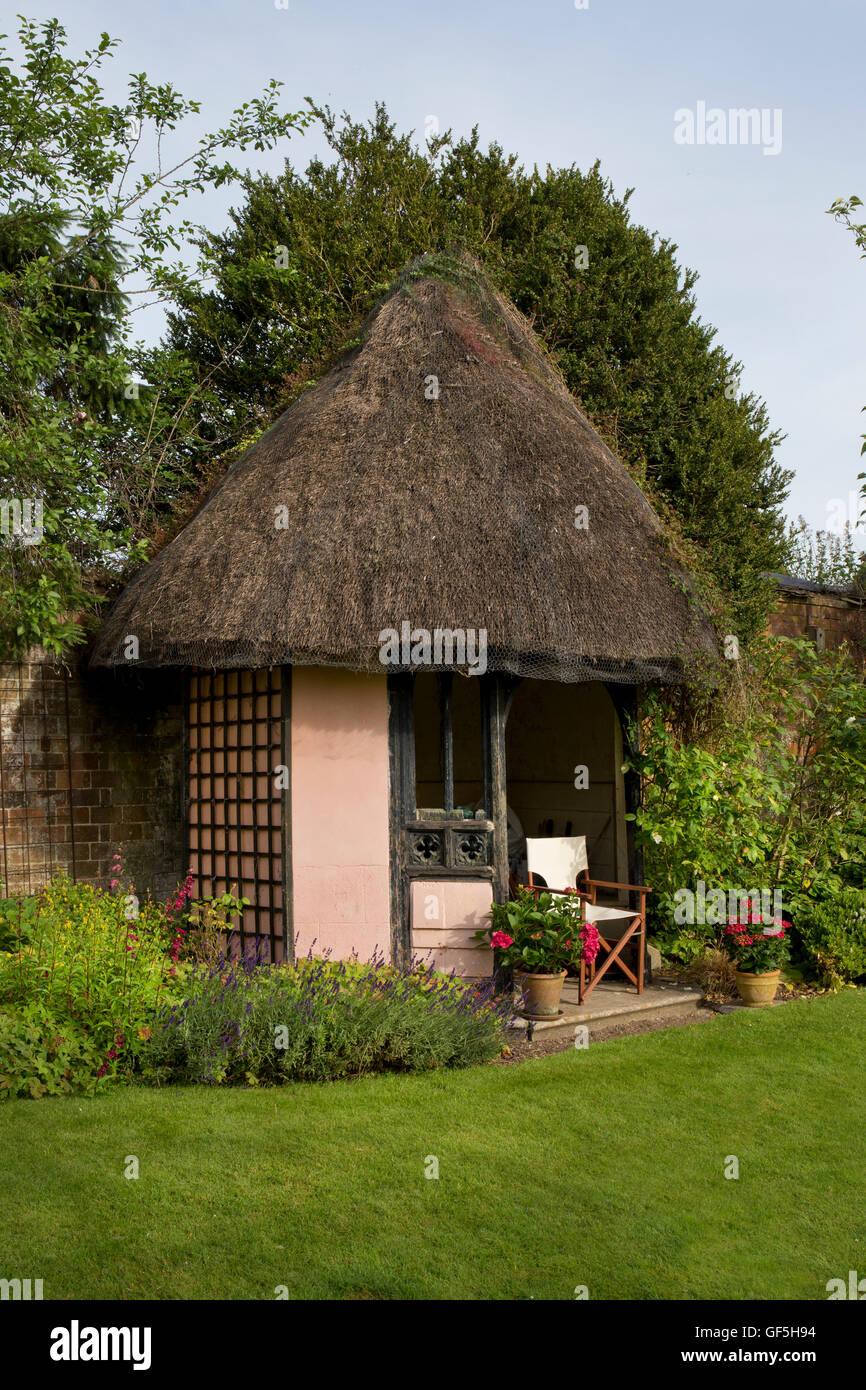 Reetgedeckte Sommerhaus im privaten Garten, Oxfordshire, England Stockfoto