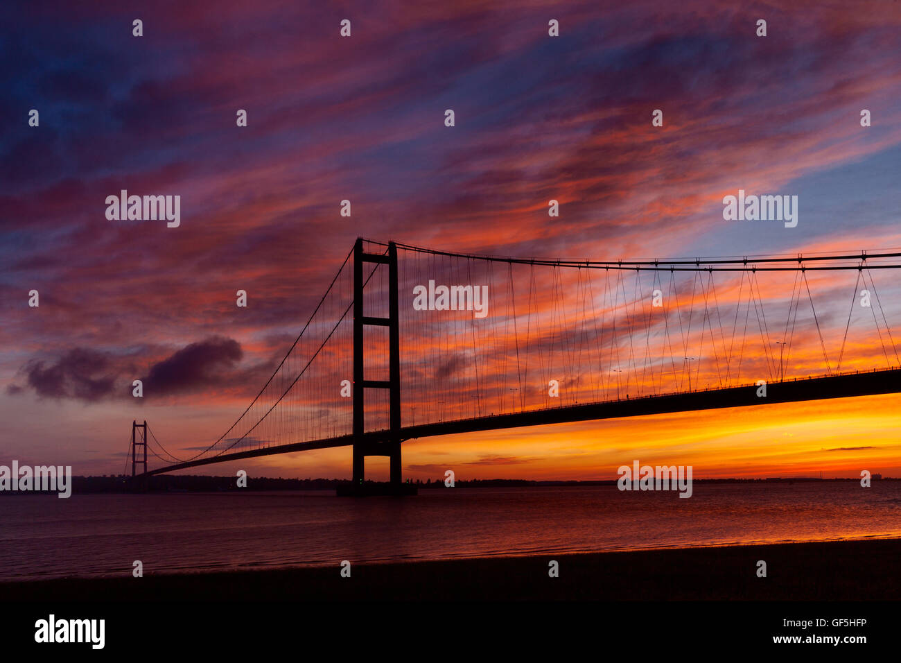 Die Humber-Brücke bei Sonnenaufgang. Die Brücke verbindet Hessle in East Yorkshire Barton-upon-Humber in North Lincolnshire. Stockfoto