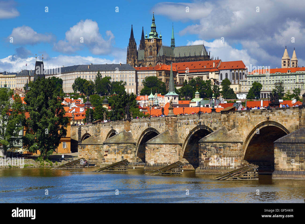St.-Veits-Dom und die Prager Burg mit der Karlsbrücke über die Moldau in Prag, Tschechische Republik Stockfoto