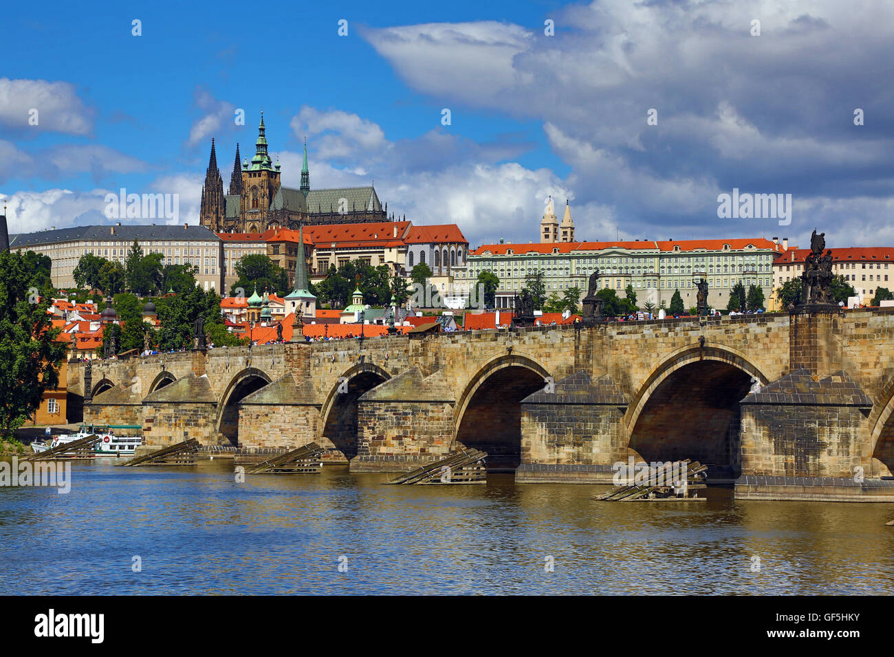 St.-Veits-Dom und die Prager Burg mit der Karlsbrücke über die Moldau in Prag, Tschechische Republik Stockfoto