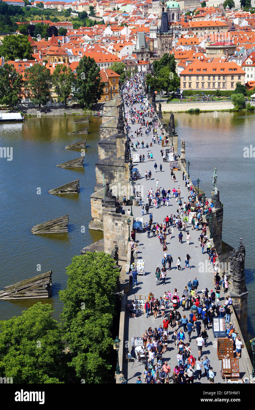 Touristen, die zu Fuß über die Karlsbrücke über die Moldau in Prag, Tschechische Republik Stockfoto
