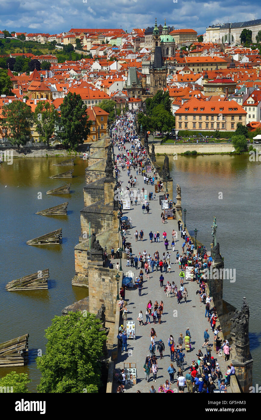 Touristen, die zu Fuß über die Karlsbrücke über die Moldau in Prag, Tschechische Republik Stockfoto