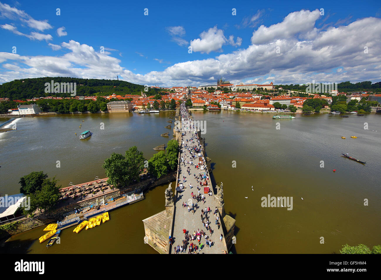 Skyline von St. Vitus Cathedral und die Prager Burg mit der Karlsbrücke über die Moldau in Prag, Tschechische Republik Stockfoto