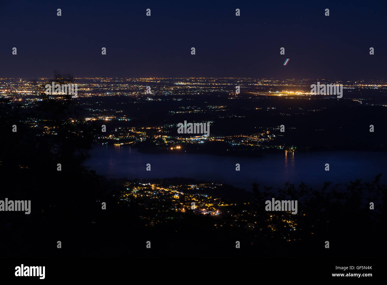 Nachtansicht der Flughafen Mailand Malpensa, Mailand und Varese See Stockfoto