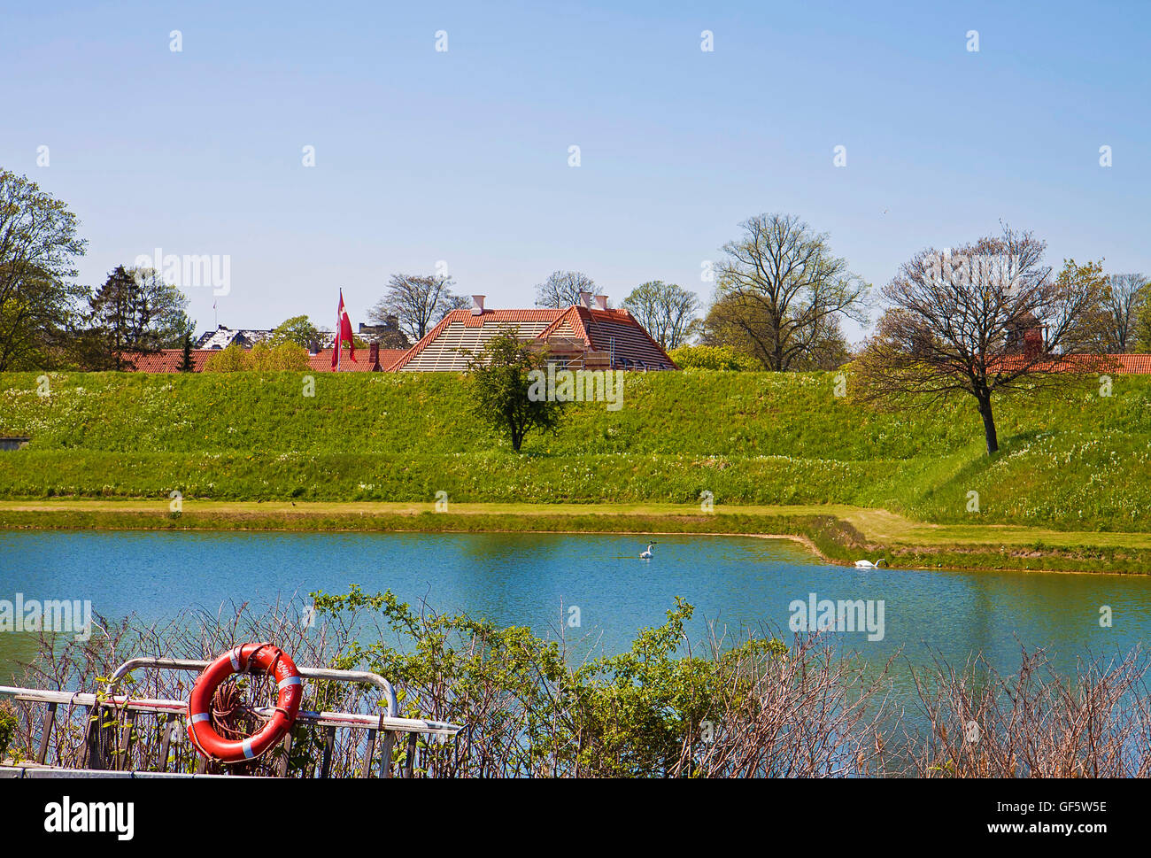 Kopenhagen, Wassergraben der Festung Kastellet Anzeigen von Promenade Langelinie. Stockfoto