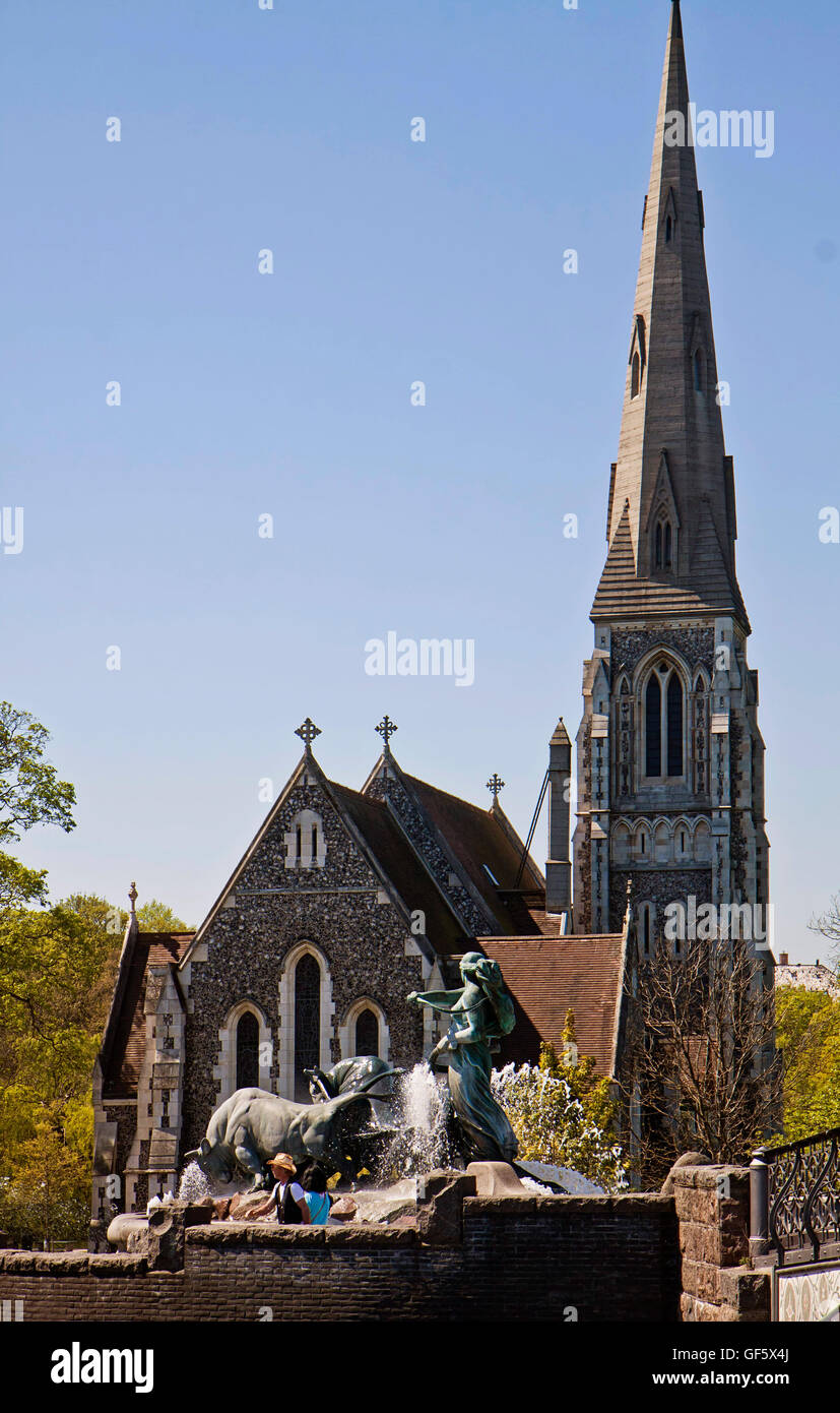 Kopenhagen--St. Alban englische Kirche im neugotischen Stil und Göttin Gefion-Brunnen Stockfoto