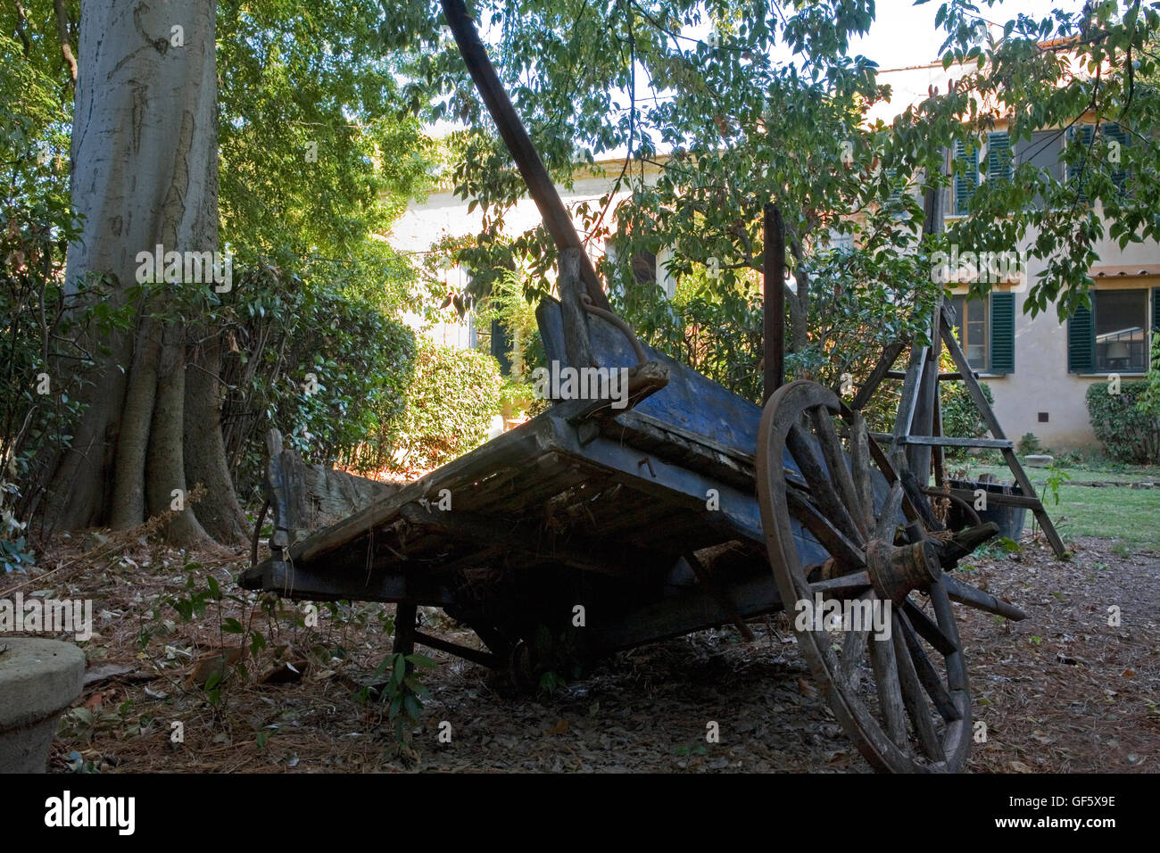 Giardino Corsini al Prato, Florenz, Italien: eine verborgene Winkel mit einem malerischen gebrochen Wagen Stockfoto