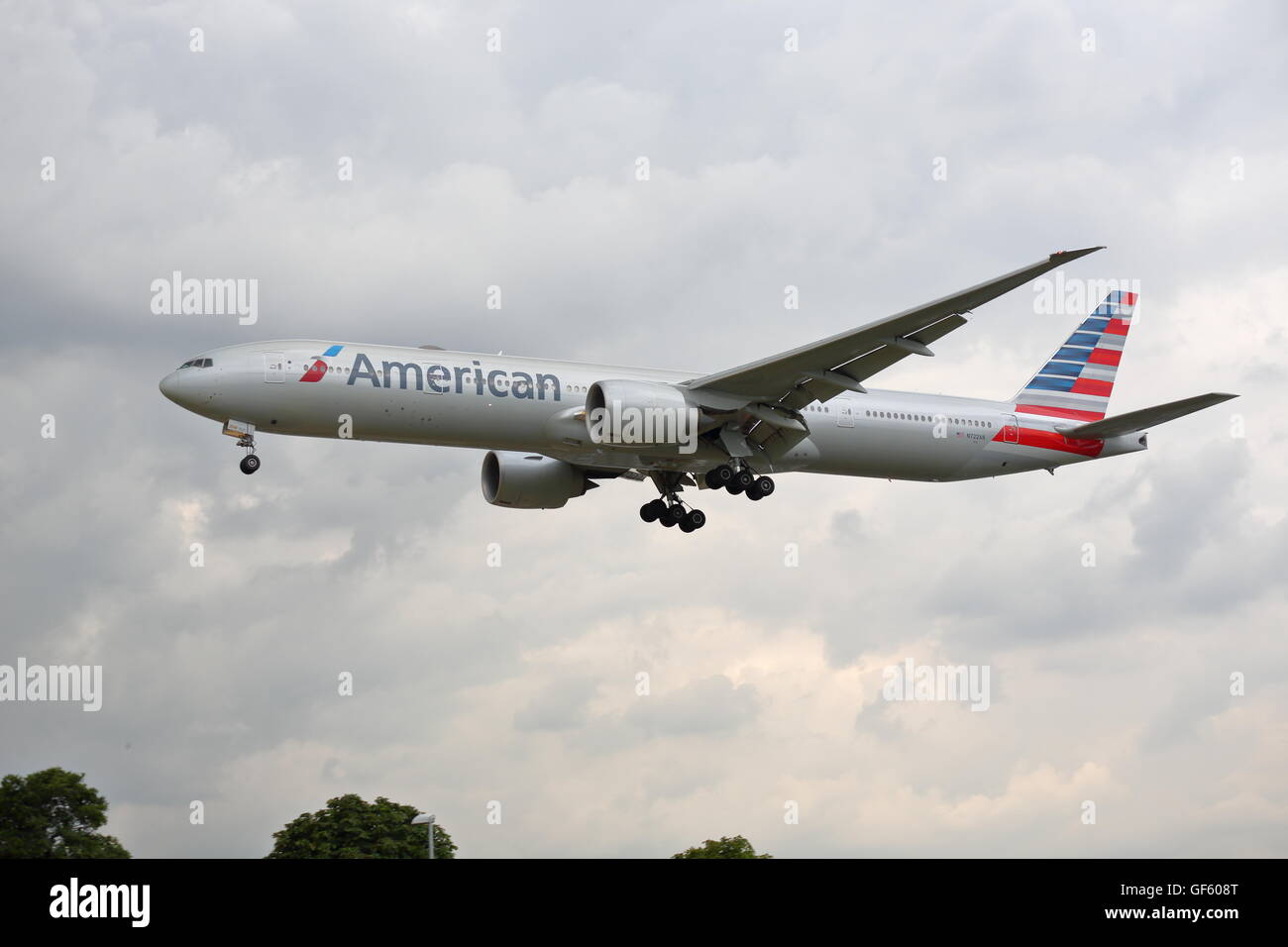American Airlines Boeing 777-300ER N722AN Landung am Flughafen London Heathrow, Vereinigtes Königreich Stockfoto