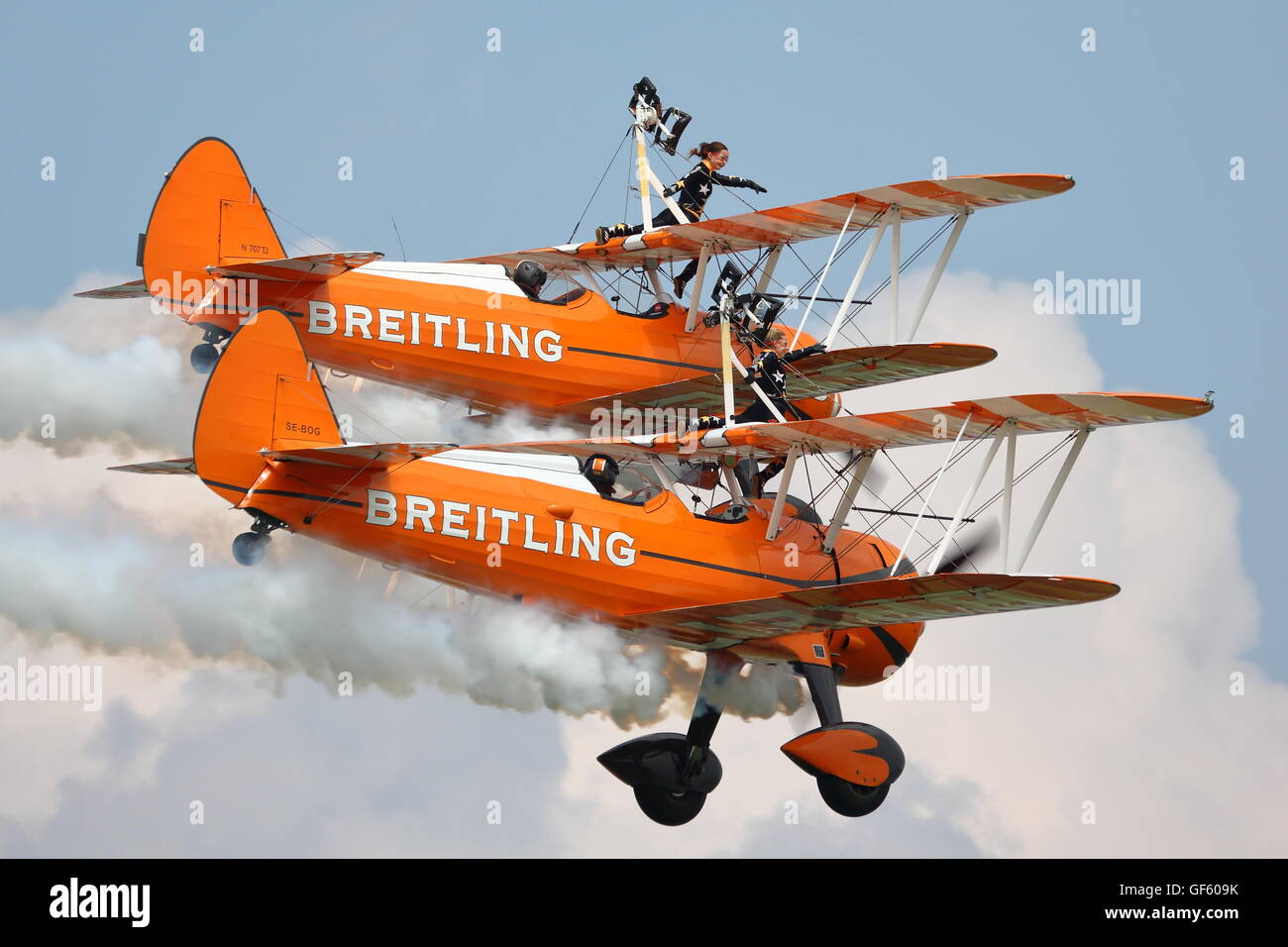 Die Breitling Wingwalkers zeigten ihre atemberaubende Leistung bei Dunsfold Flügel und Räder zeigen im Jahr 2013 Stockfoto