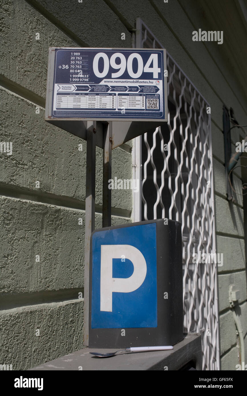 Parkuhr und erläuternde Mitteilung über Tompa Utca im Bezirk IX Stockfoto