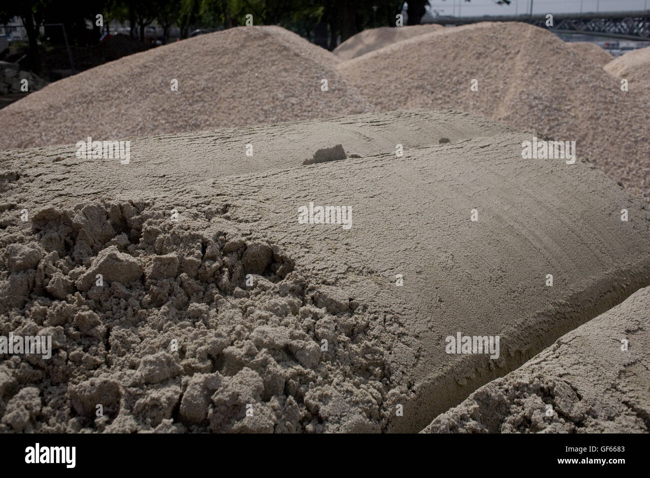 Berge von Sand, Beton und Steinen für Verbesserungen am Nehru park Stockfoto