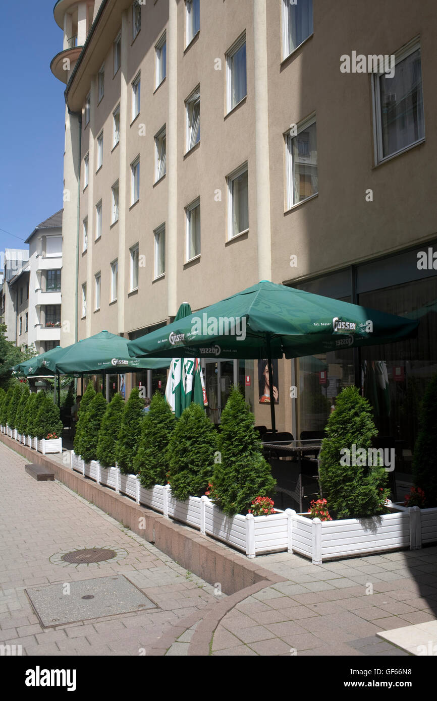 Outdoor Sitzecke für Hummus Bar von Leonardo Hotel auf Tompa Utca Stockfoto