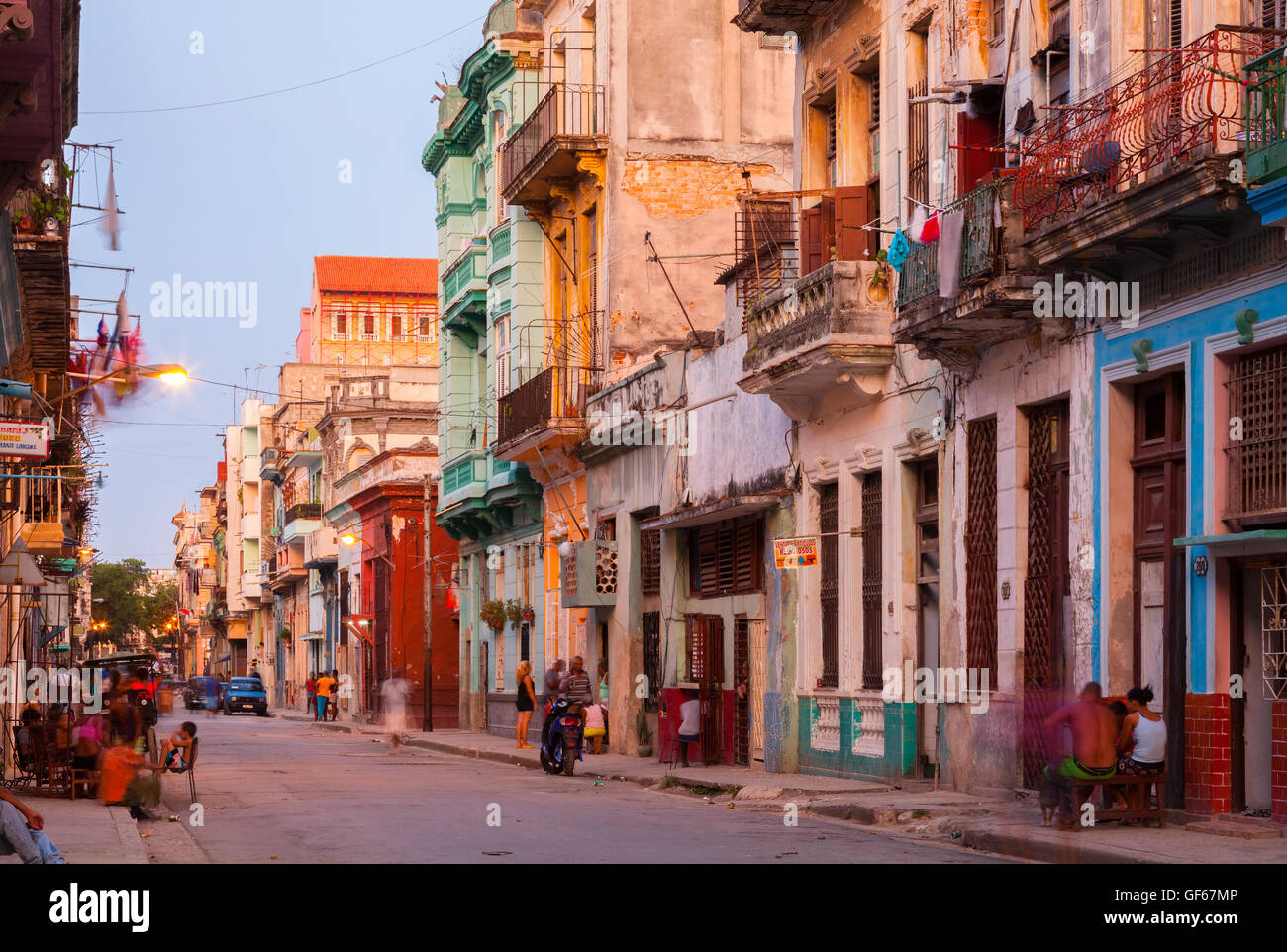 Eine Straße in Centro Habana in der Abenddämmerung.  Havanna, Kuba. Stockfoto