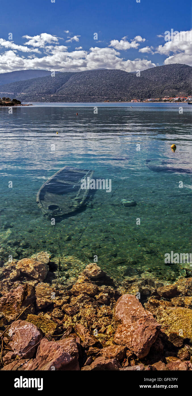 Wrecked Yacht an der Küste, Griechenland, Europa Stockfoto