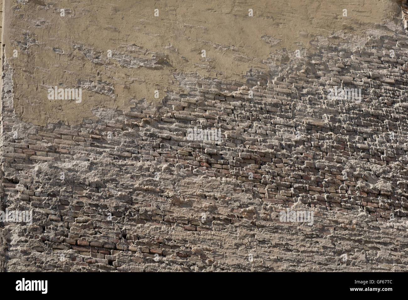 Verwitterte Ziegel und Mörtel Mauer im Bezirk VIII Stockfoto