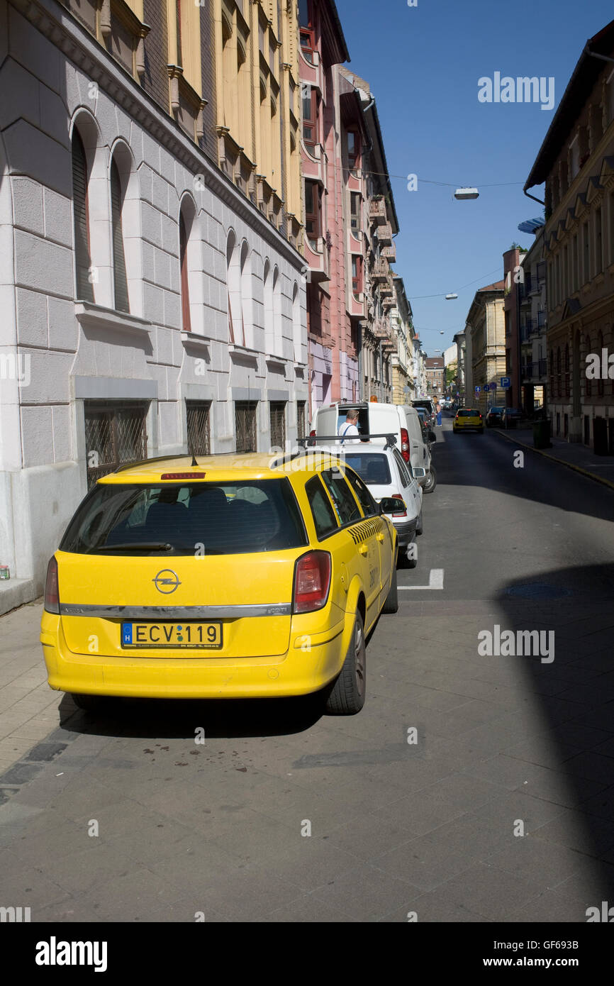 Bokreta Utca mit gelben Taxi geparkt im Bezirk IX Stockfoto