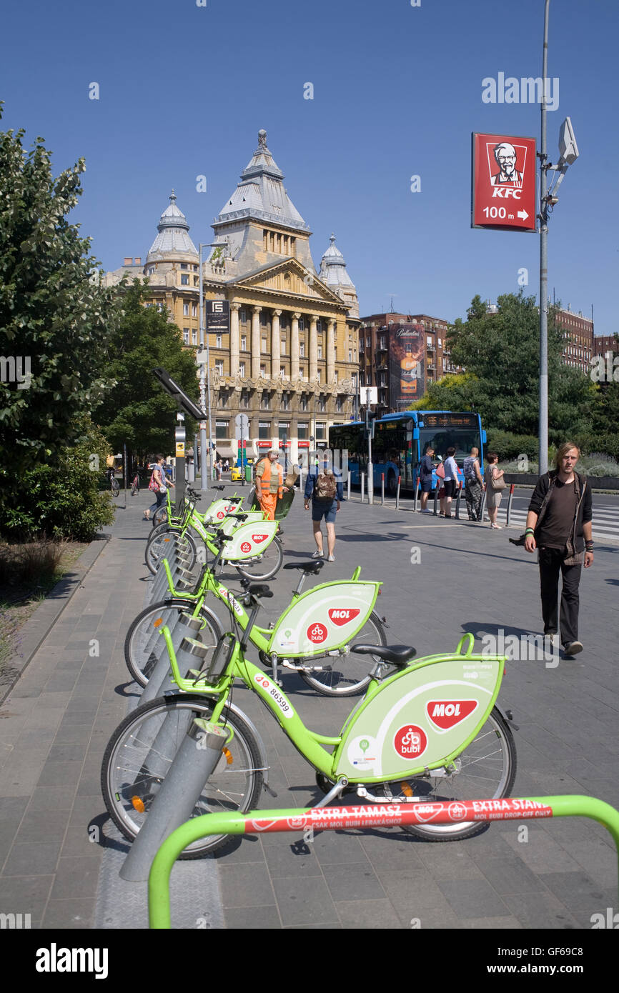 Fahrradverleih am Deak Ferenc Ter mit Anker-Palast Stockfoto