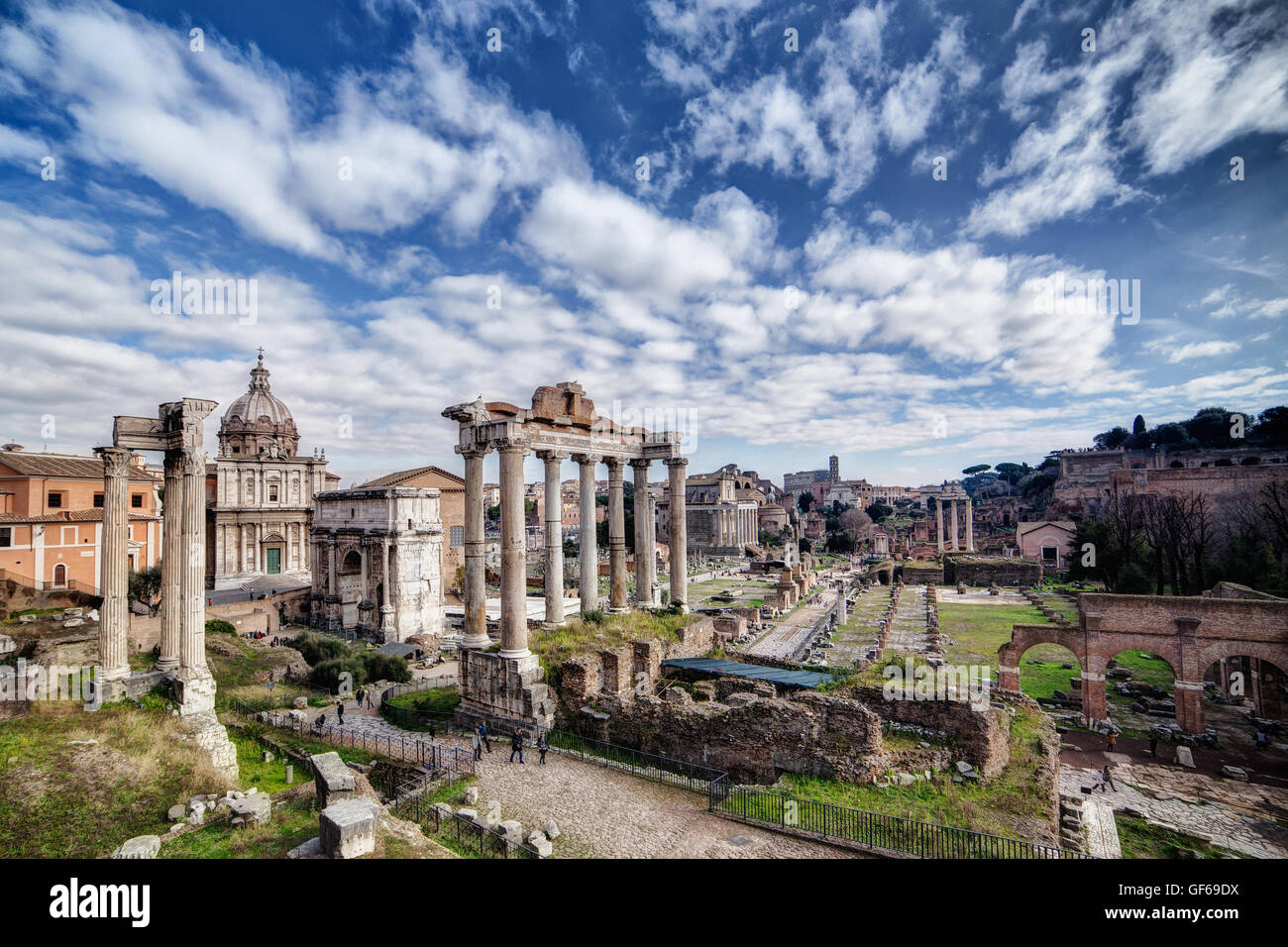 Januar-Panorama des Forum Romanum, Rom, Italien. Kalter Tag mit großen Himmel und Wolken über antike Ruinen. Stockfoto