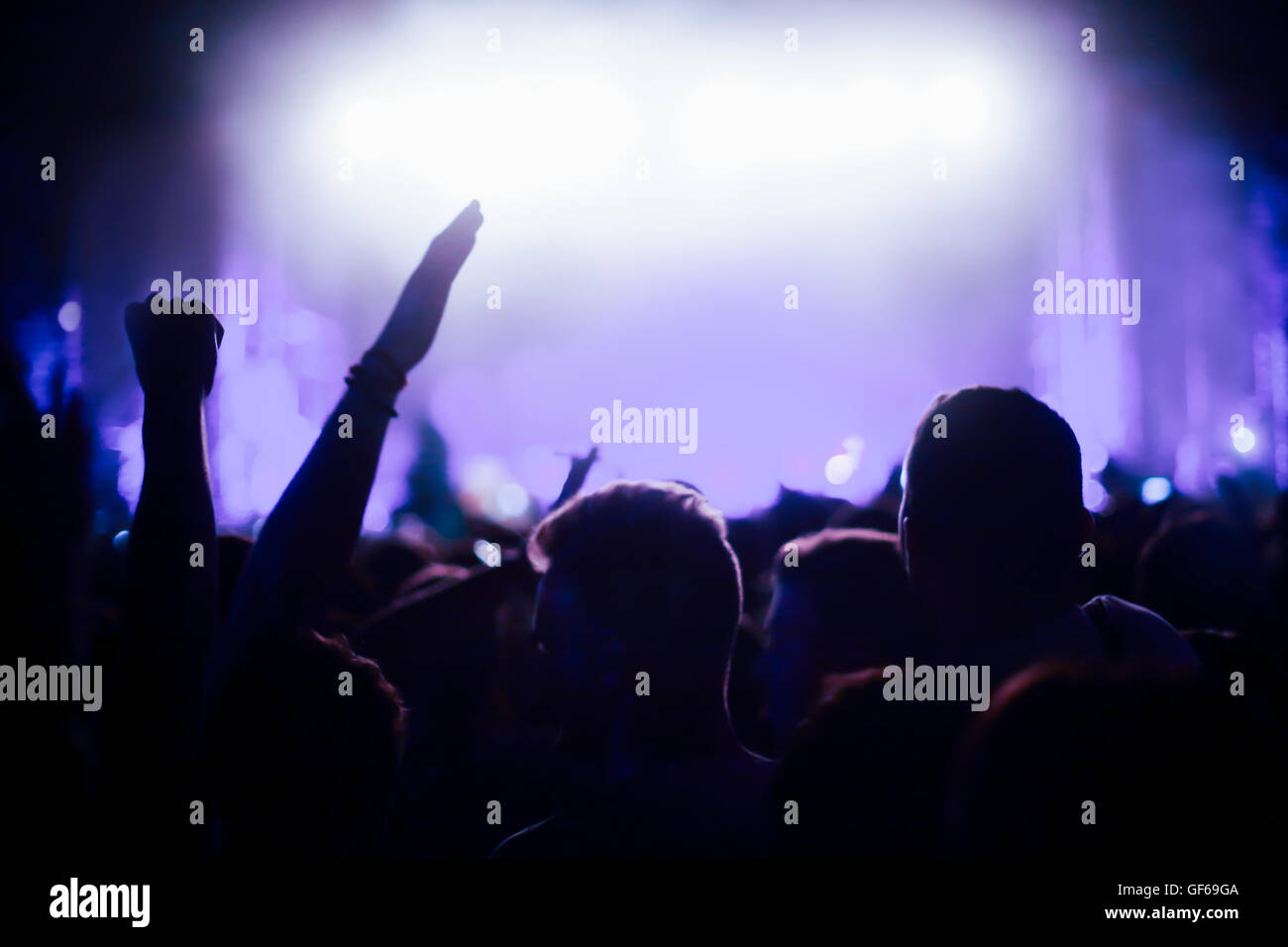 Nachtschwärmer besuchen ein Konzert und Party Stockfoto