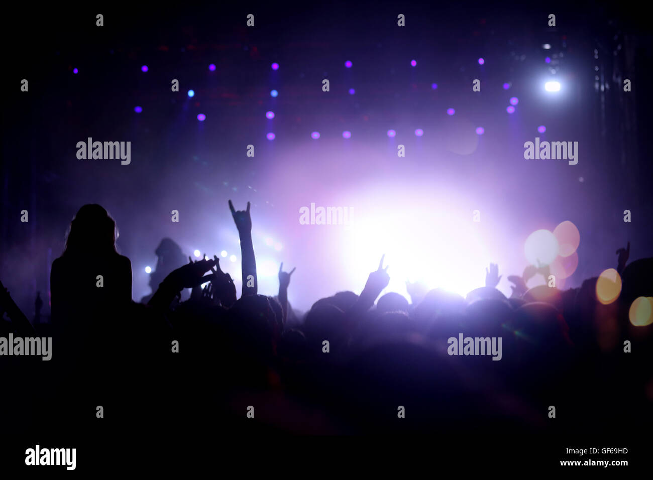 Nachtschwärmer besuchen ein Konzert und Party Stockfoto