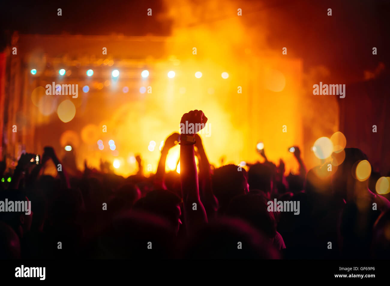 Nachtschwärmer besuchen ein Konzert und Party Stockfoto