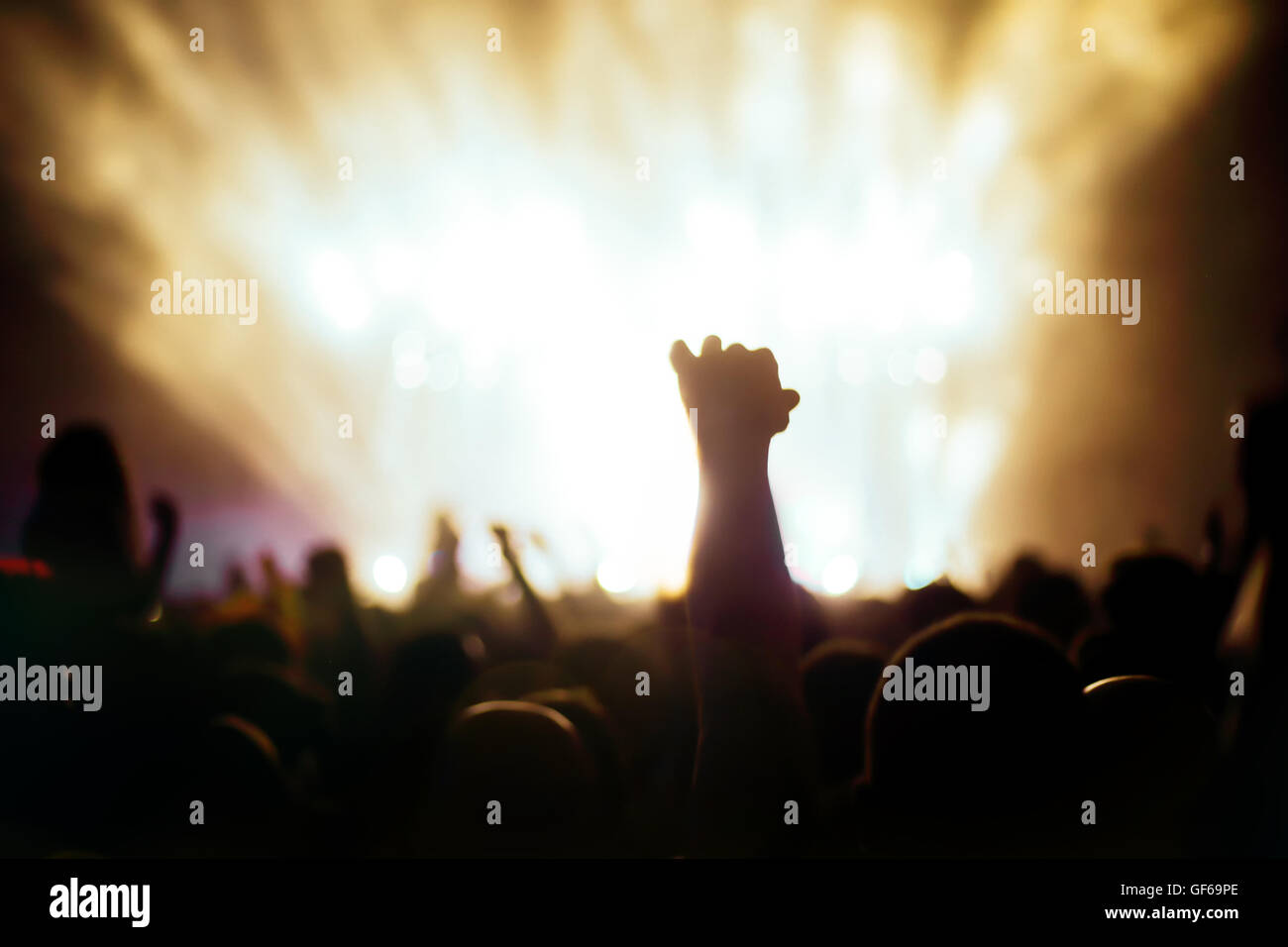 Nachtschwärmer besuchen ein Konzert und Party Stockfoto