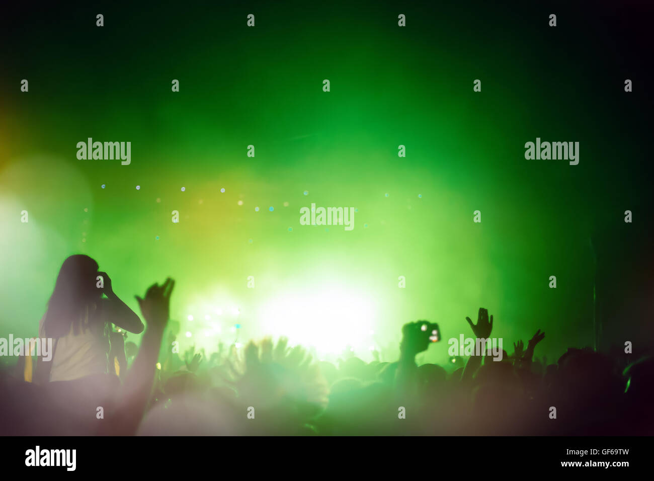 Nachtschwärmer besuchen ein Konzert und Party Stockfoto