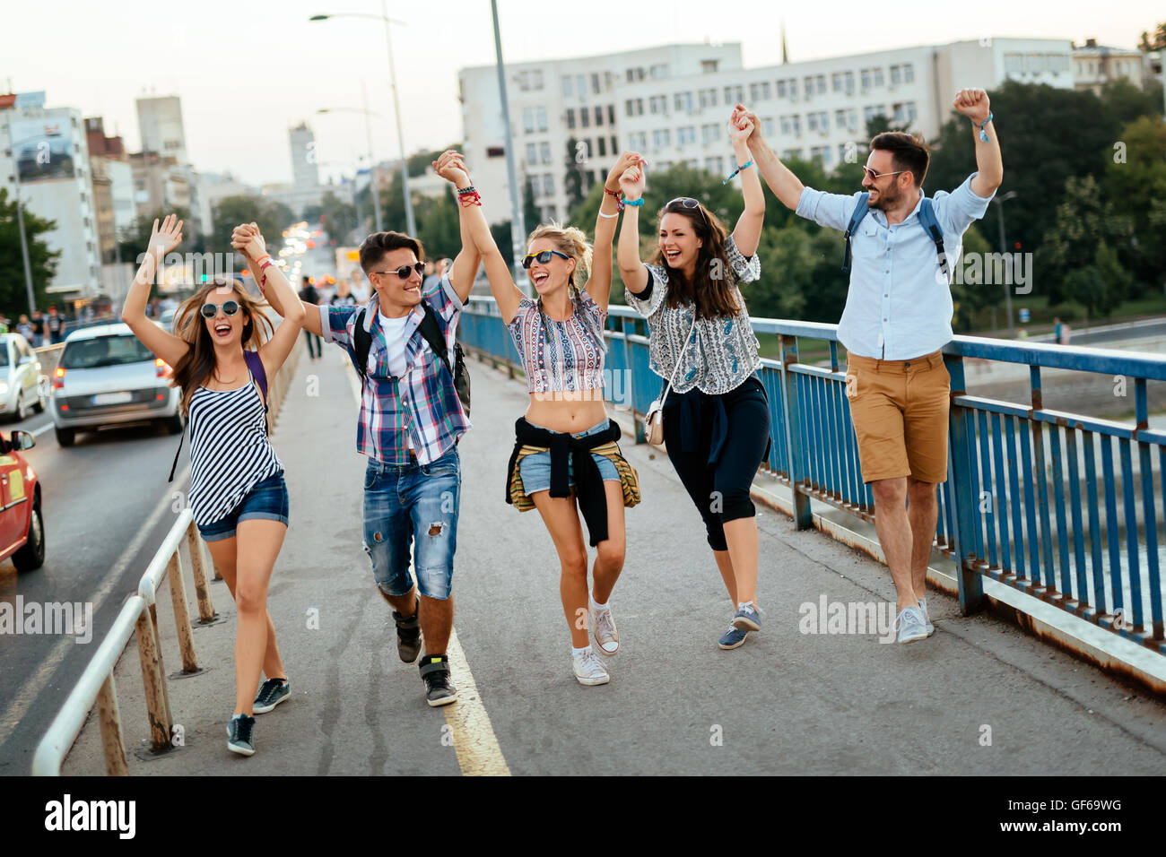 Glücklich energisch, junge Leute, die Spaß Stockfoto