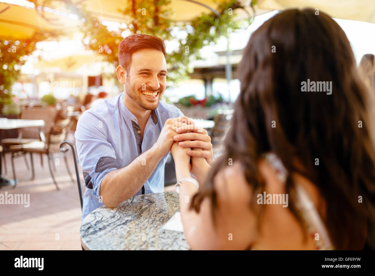 Romantisch zu zweit im Restaurant im freien kleben Stockfoto