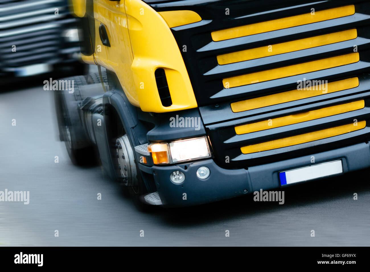 LKW auf der Straße, im Wettbewerb um Fracht Stockfoto