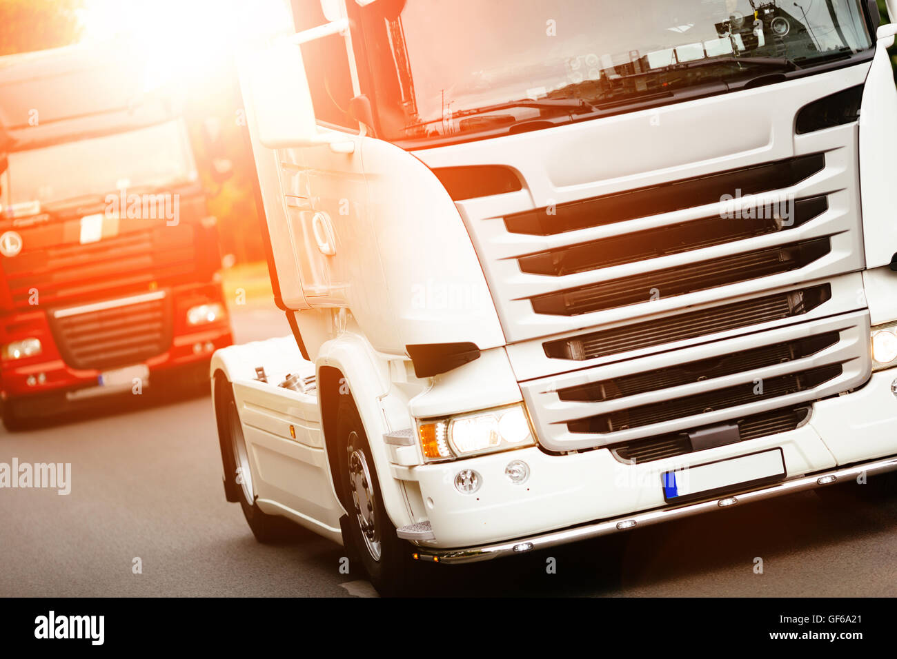 LKW auf der Straße, im Wettbewerb um Fracht Stockfoto