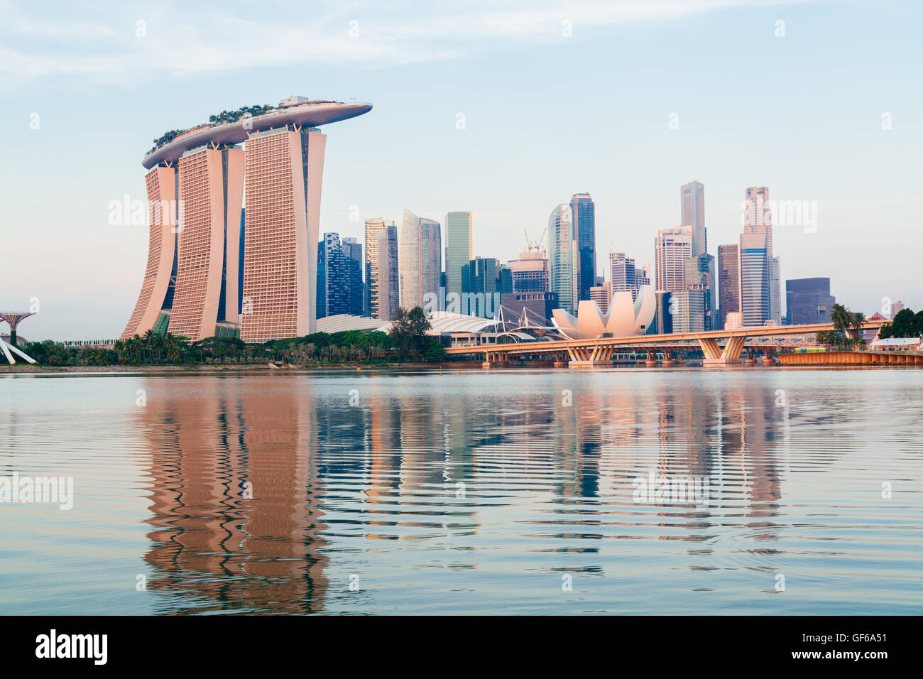 Singapore Central Business District in der Morgendämmerung. Stockfoto