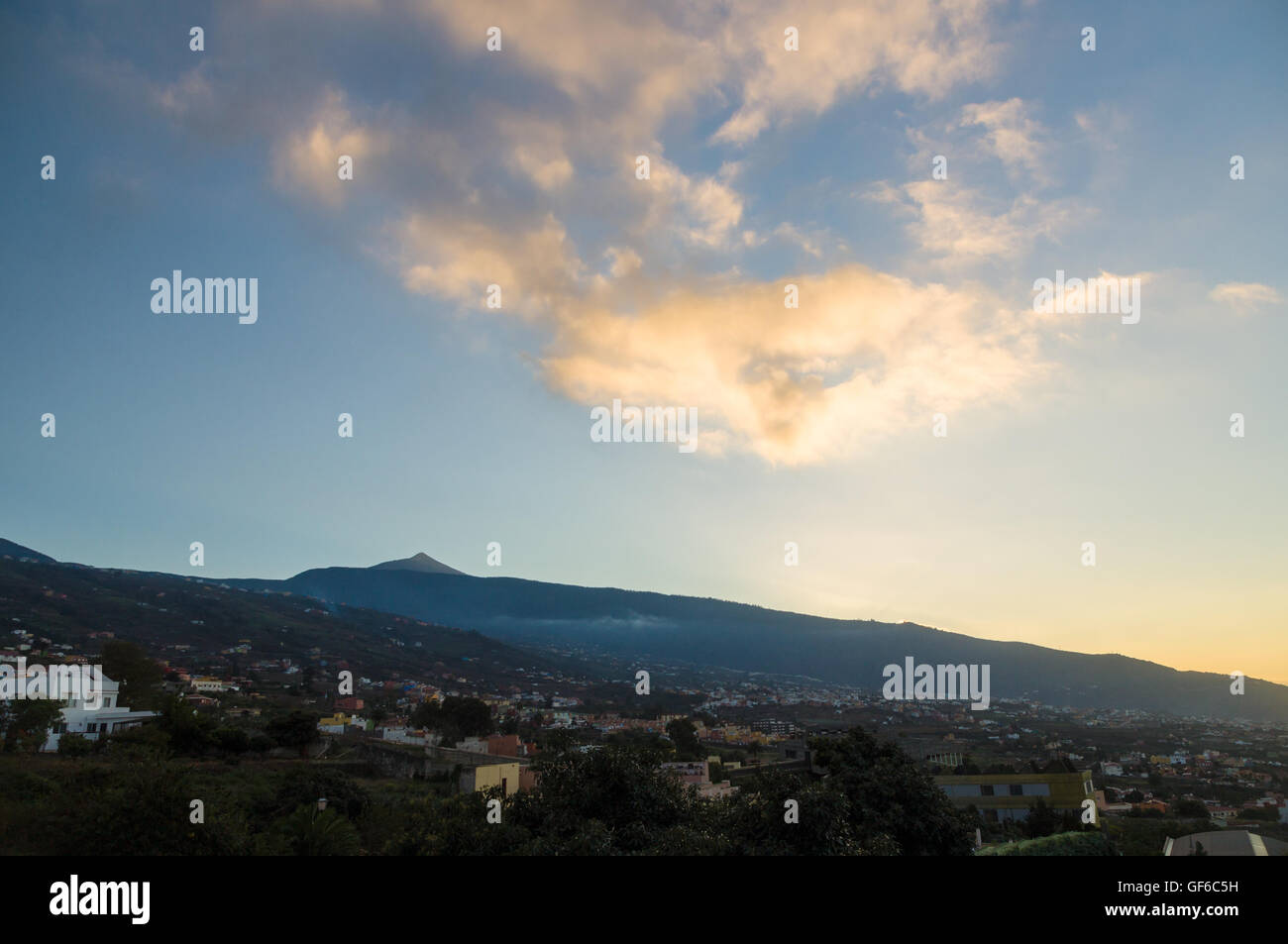 Valle De La Orotava und Puerto De La Cruz am frühen Morgen Blick auf die Stadt vor Sonnenaufgang, Teneriffa, Kanarische Inseln, Spanien Stockfoto