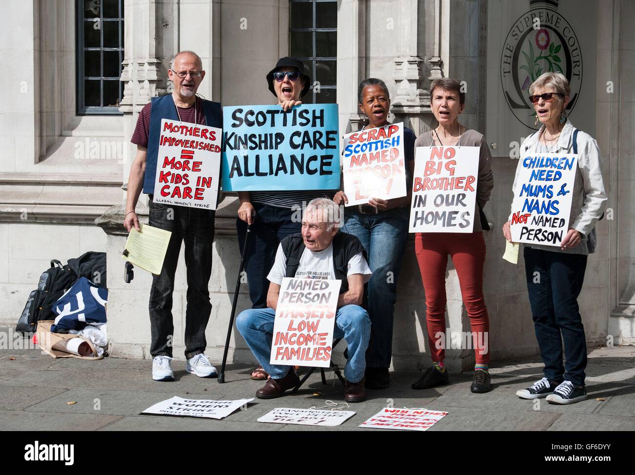 Demonstranten stehen außerhalb der oberste Gerichtshof in London, nachdem Richter gegen die schottische Regierung benannte Person Regelung entschieden. Stockfoto