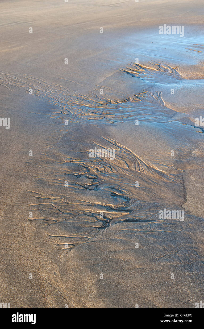 Wasser-Muster auf Sand mit Schatten und Licht des Morgens Stockfoto