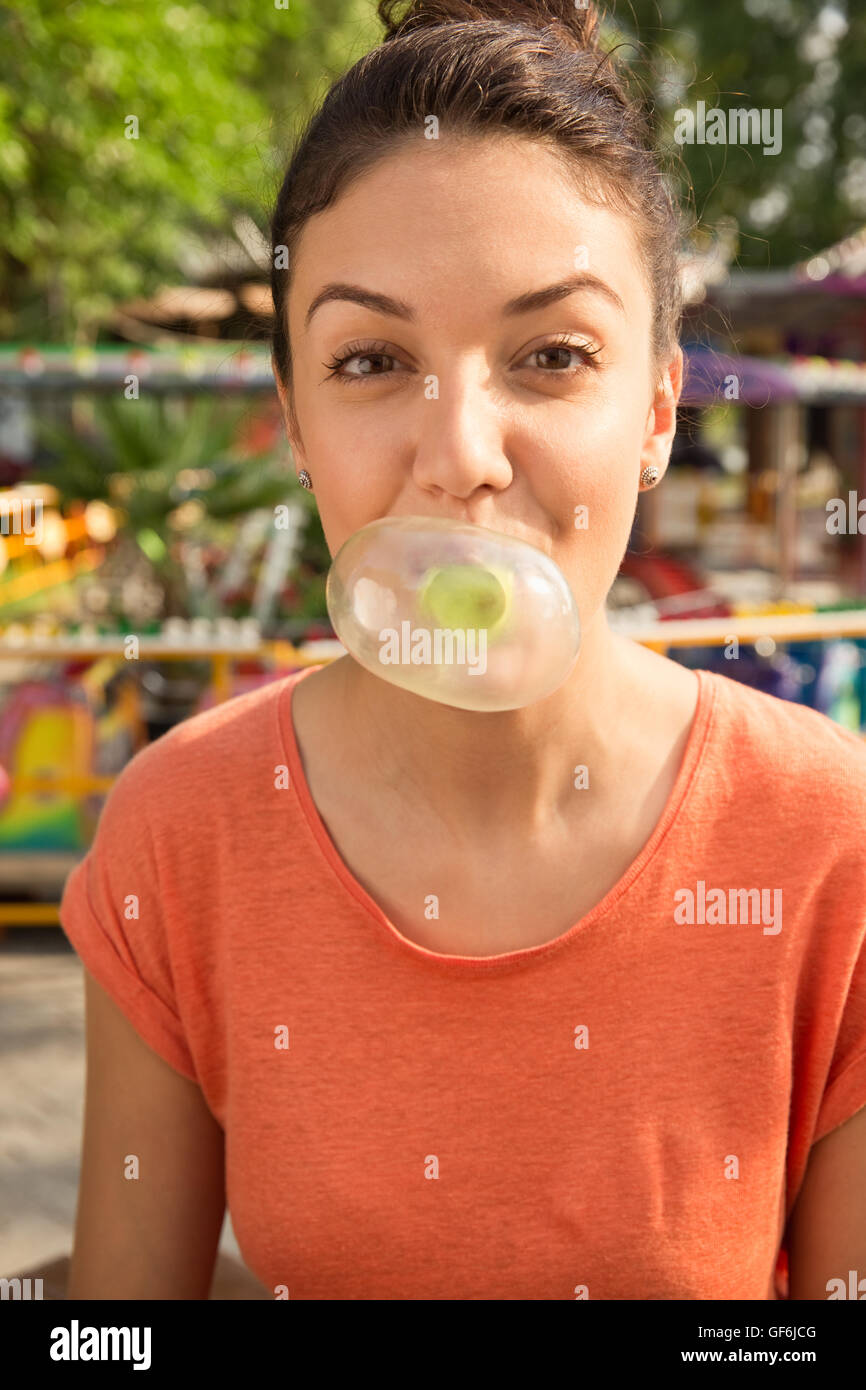Porträt der jungen Frau bläst Kaugummi. Stockfoto