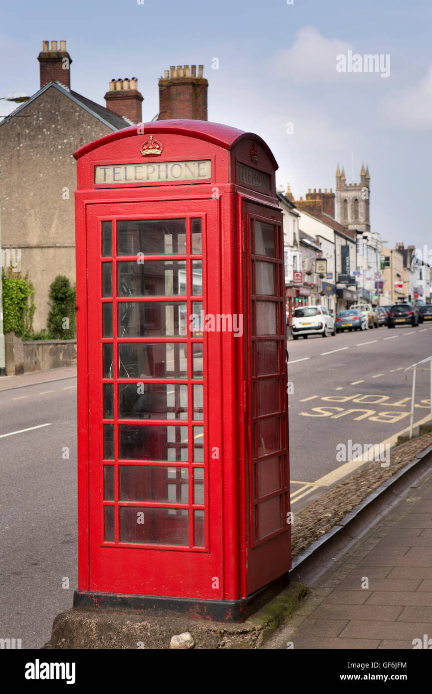 Großbritannien, England, Devon, Honiton, High Street, K6 rote Telefon Box auf erhöhten Pflaster Stockfoto