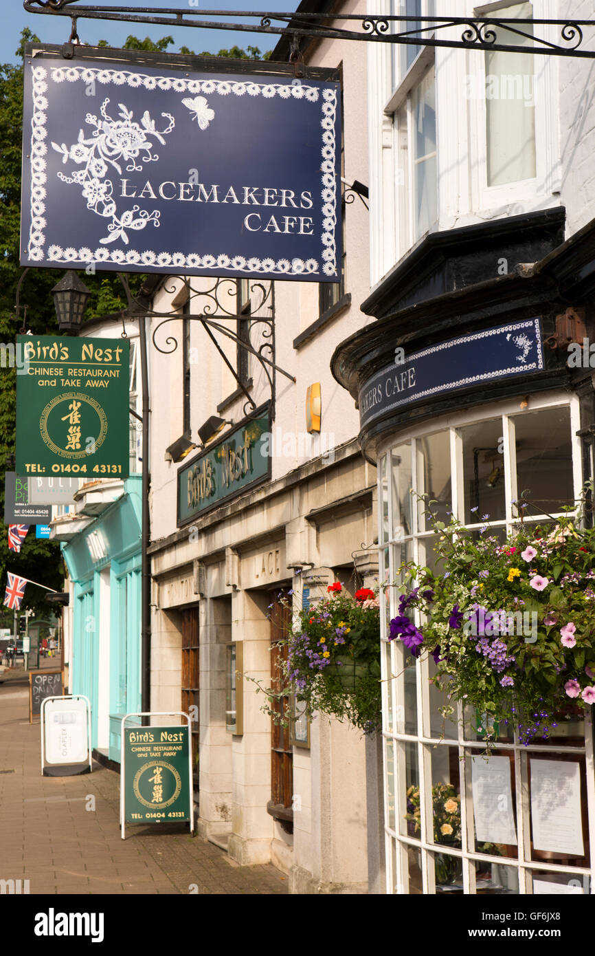 Großbritannien, England, Devon, Honiton, High Street, hängenden Körben außerhalb Spitzenklöpplerins Cafe Stockfoto