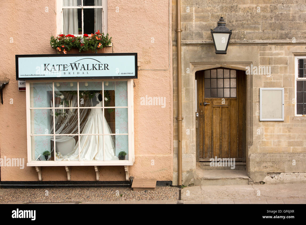 Großbritannien, England, Devon, Honiton, High Street, Kate Walker Brautmodengeschäft Fenster und Tür des ehemaligen Red Cow pub Stockfoto