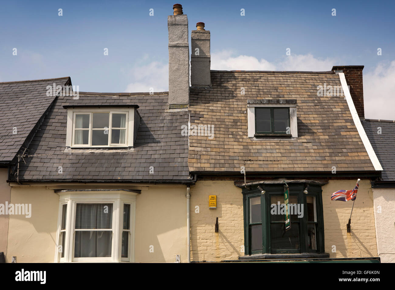 Großbritannien, England, Devon, Honiton, High Street, unterschiedliche Dachlinien kleine Geschäfte Stockfoto