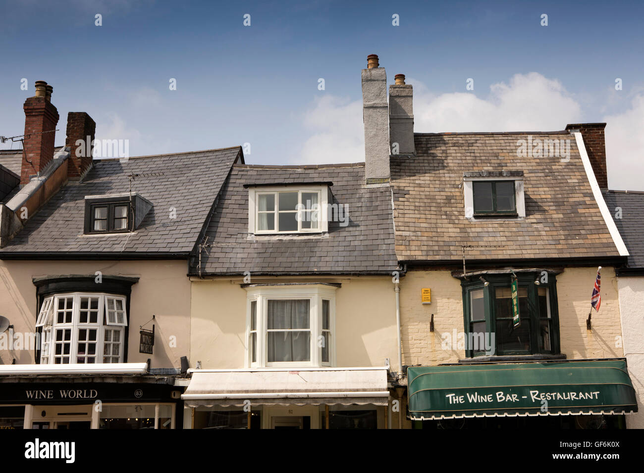 Großbritannien, England, Devon, Honiton, High Street, unterschiedliche Dachlinien kleine Geschäfte Stockfoto