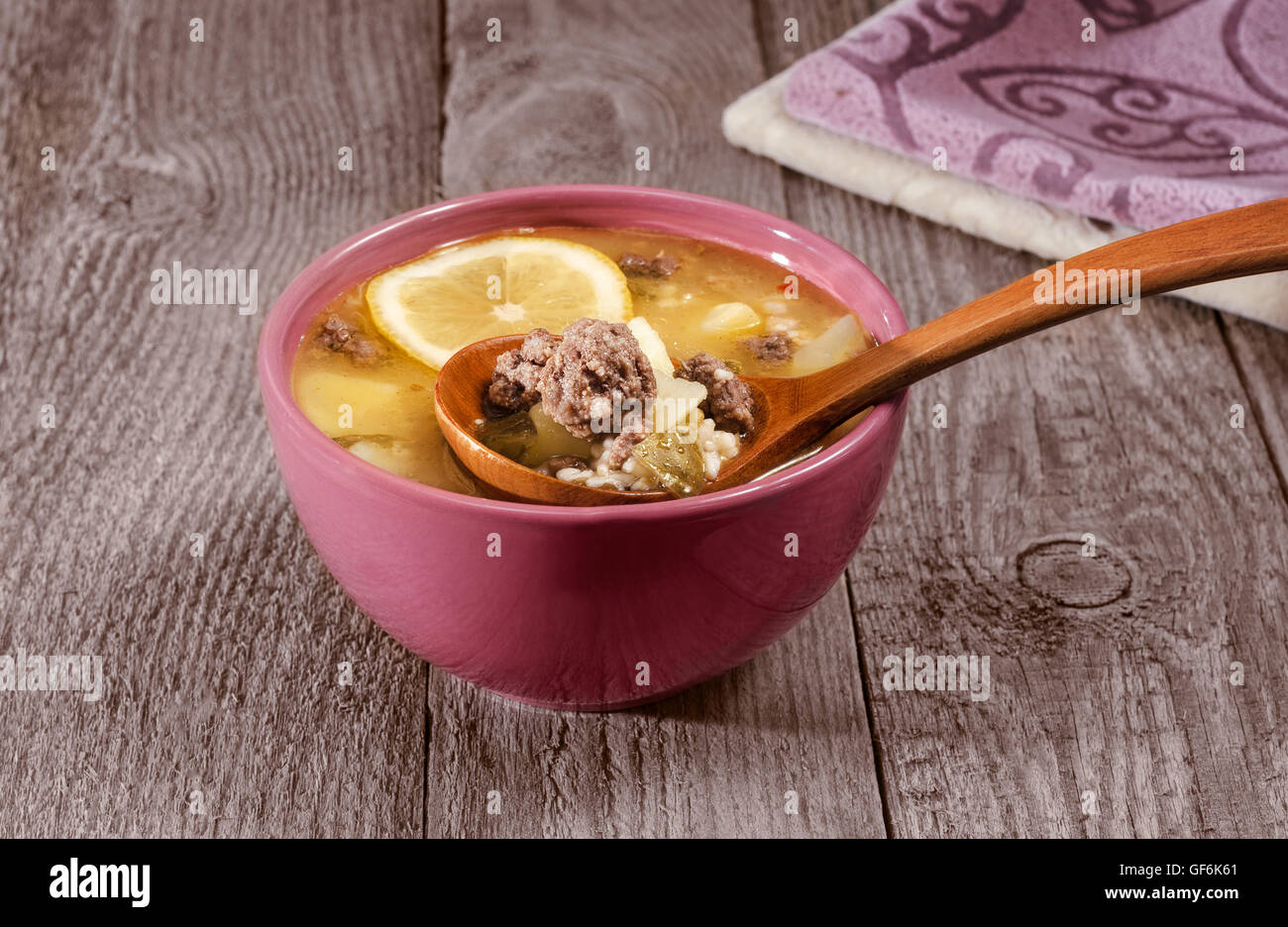 Italienische rindfleischsuppe -Fotos und -Bildmaterial in hoher ...