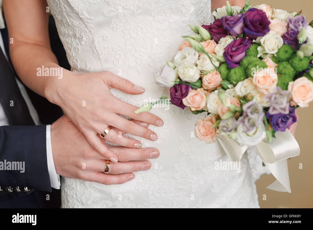 Hände-Braut und Bräutigam mit Ringen auf Taille Stockfoto